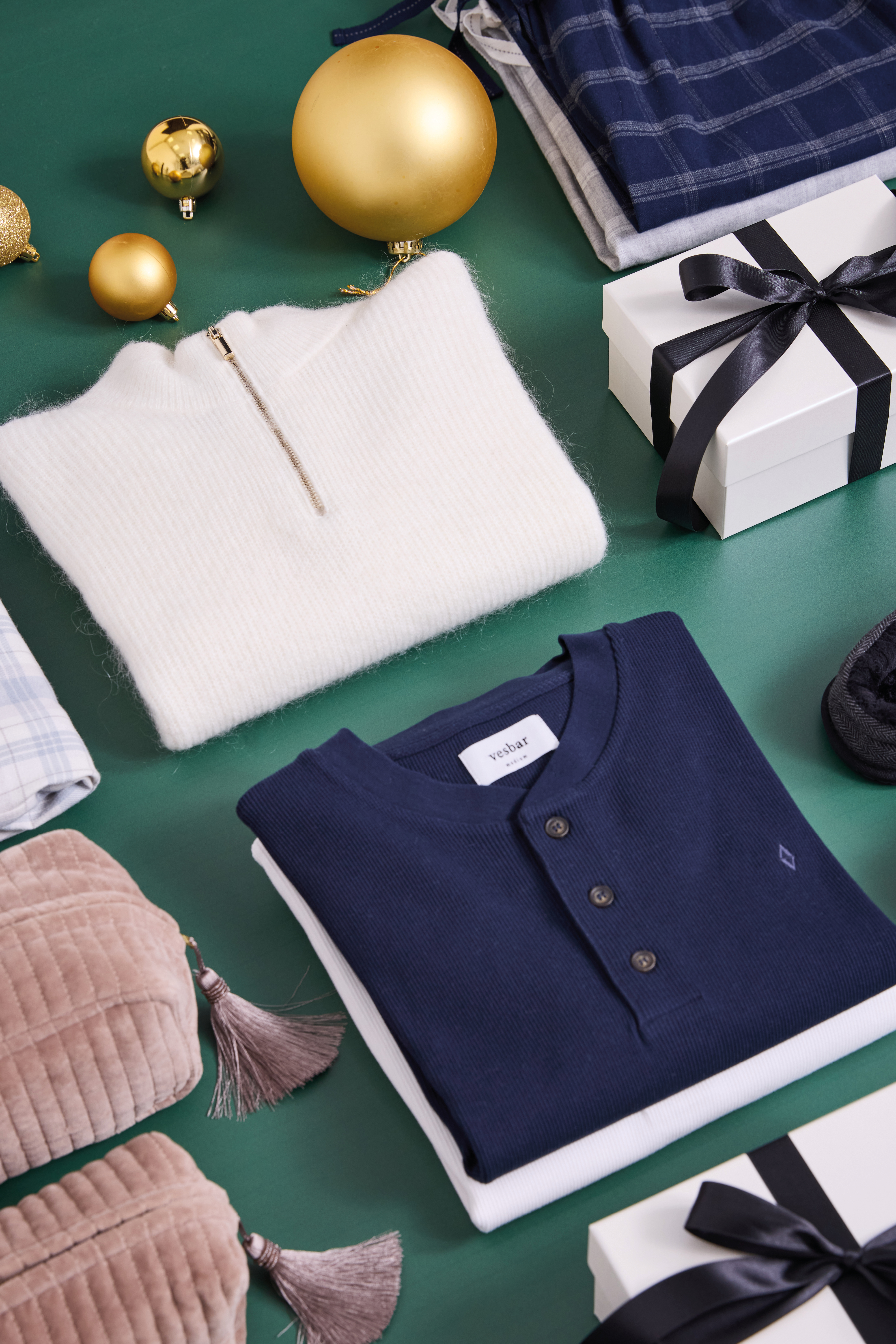 Myke julegaver på rød bakgrunn med julepynt