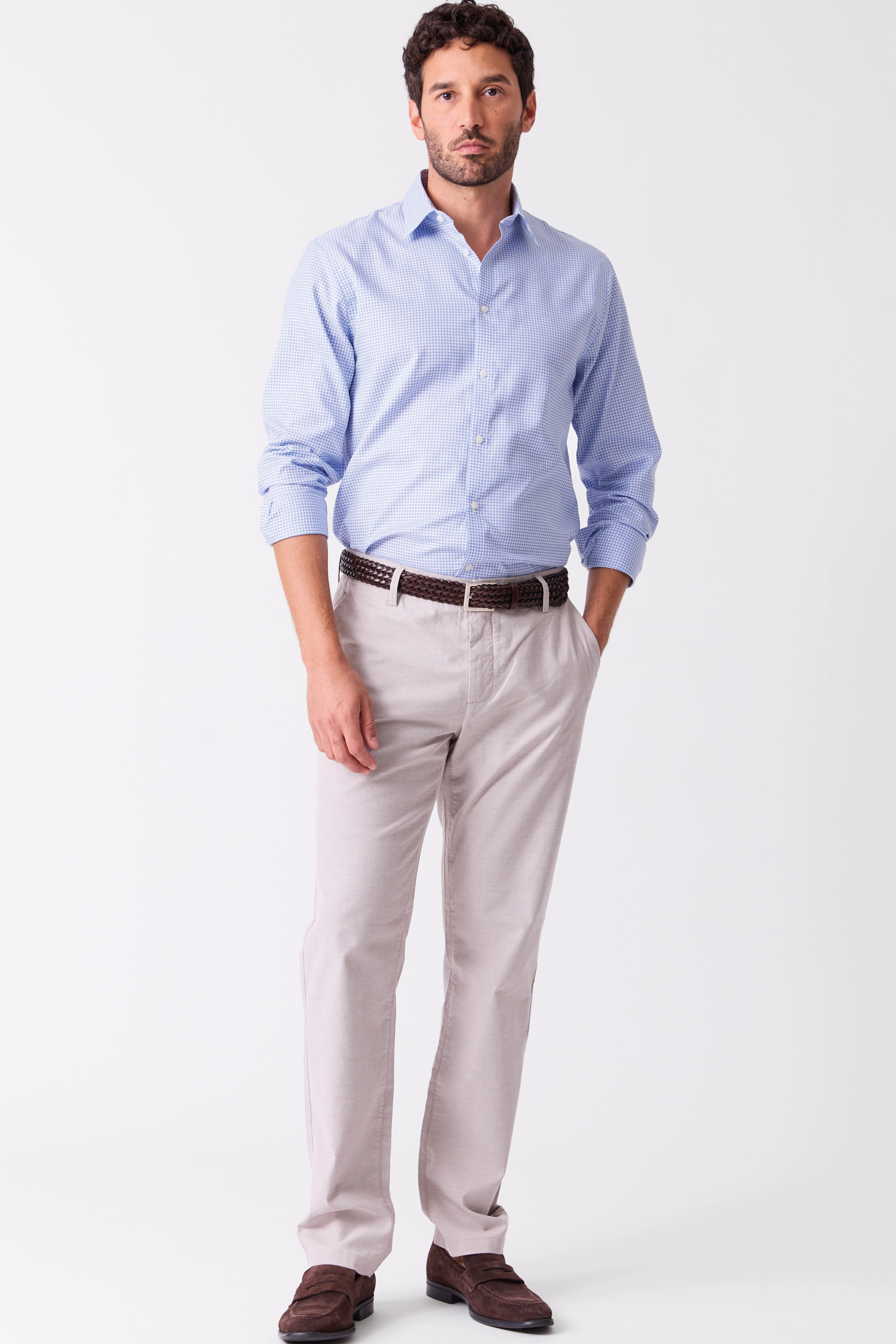 Mann med beige chinos