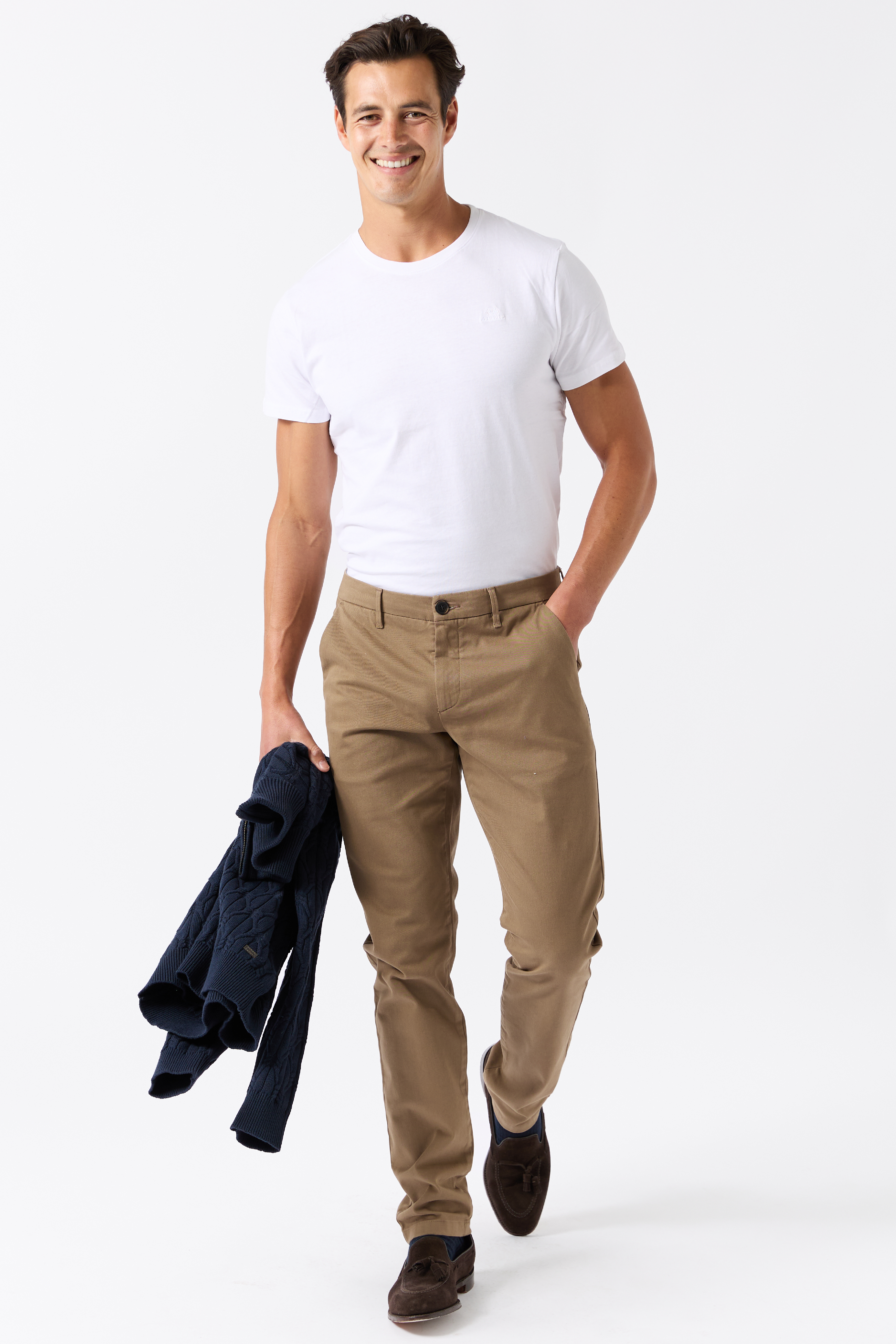 Mann med beige chinos