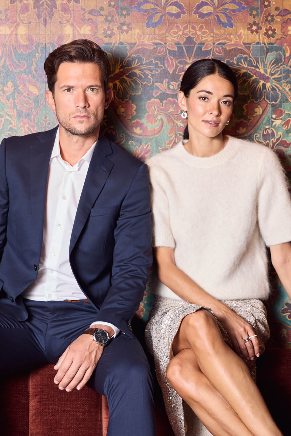 Mann i dress og dame i kjole