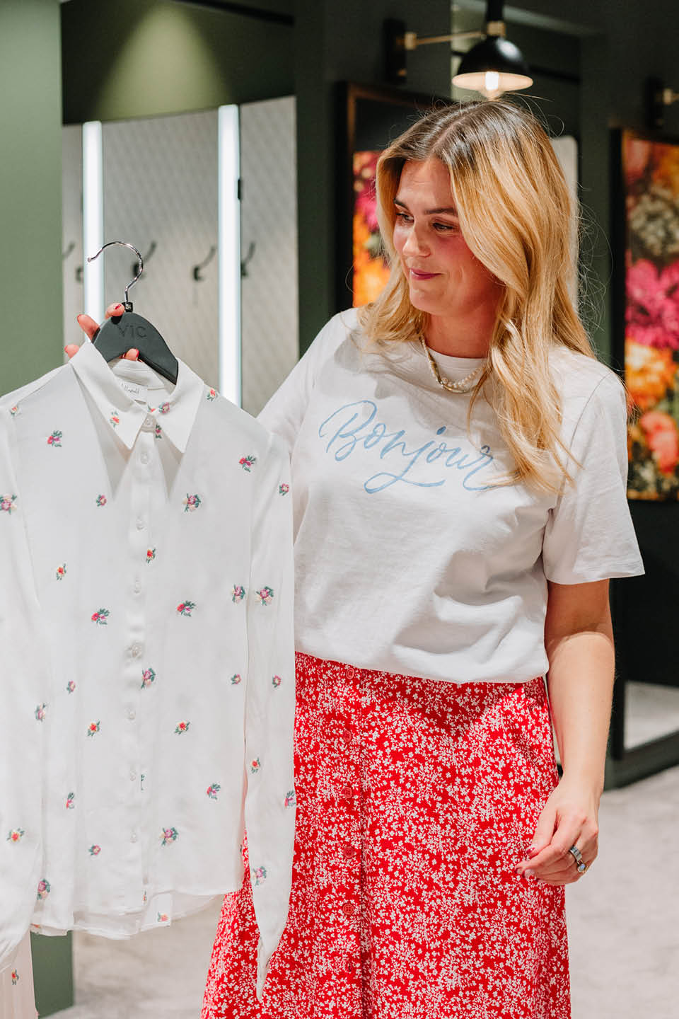 dame i skjørt og t-skjorte