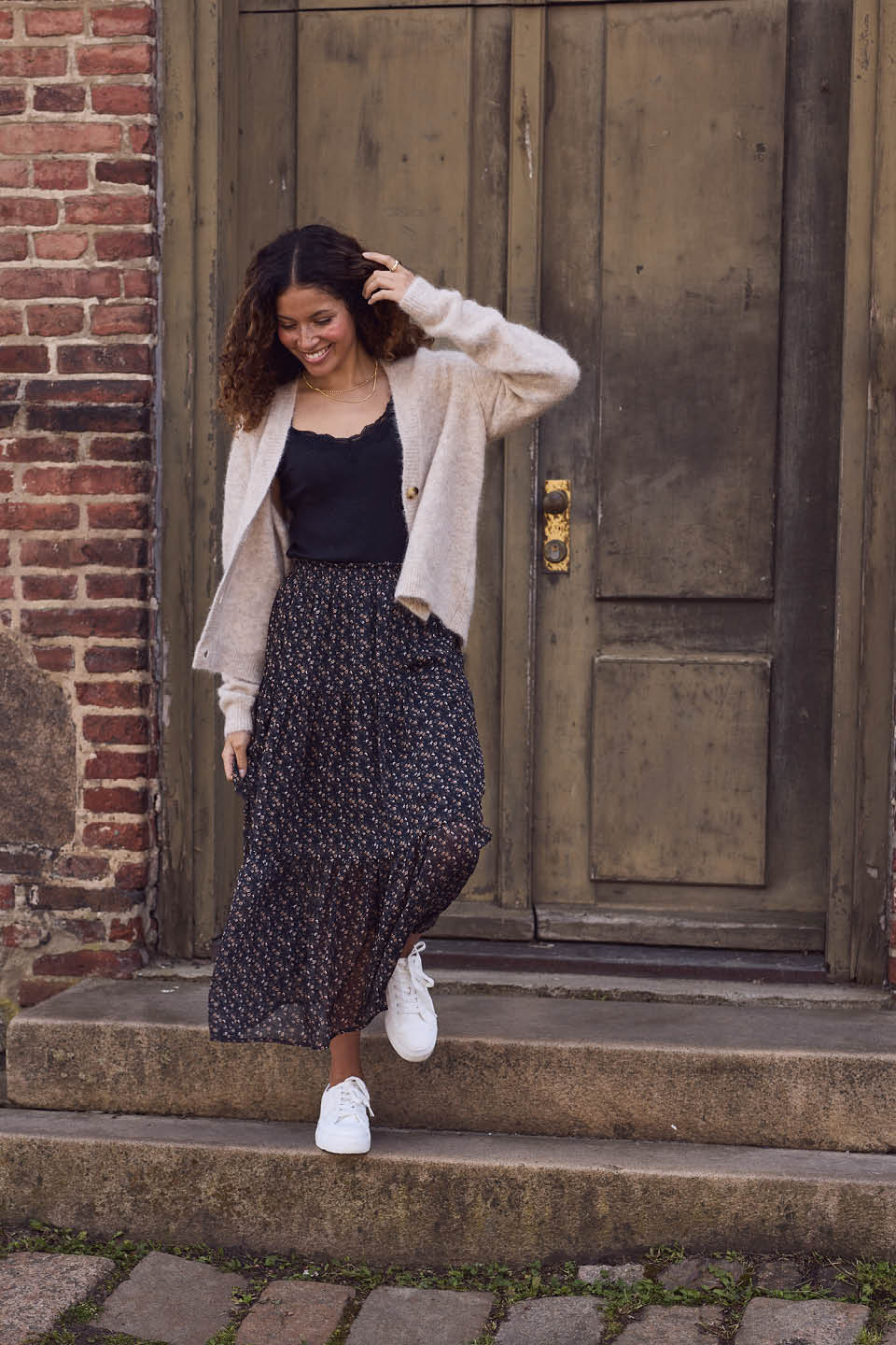 dame i skjørt og cardigan