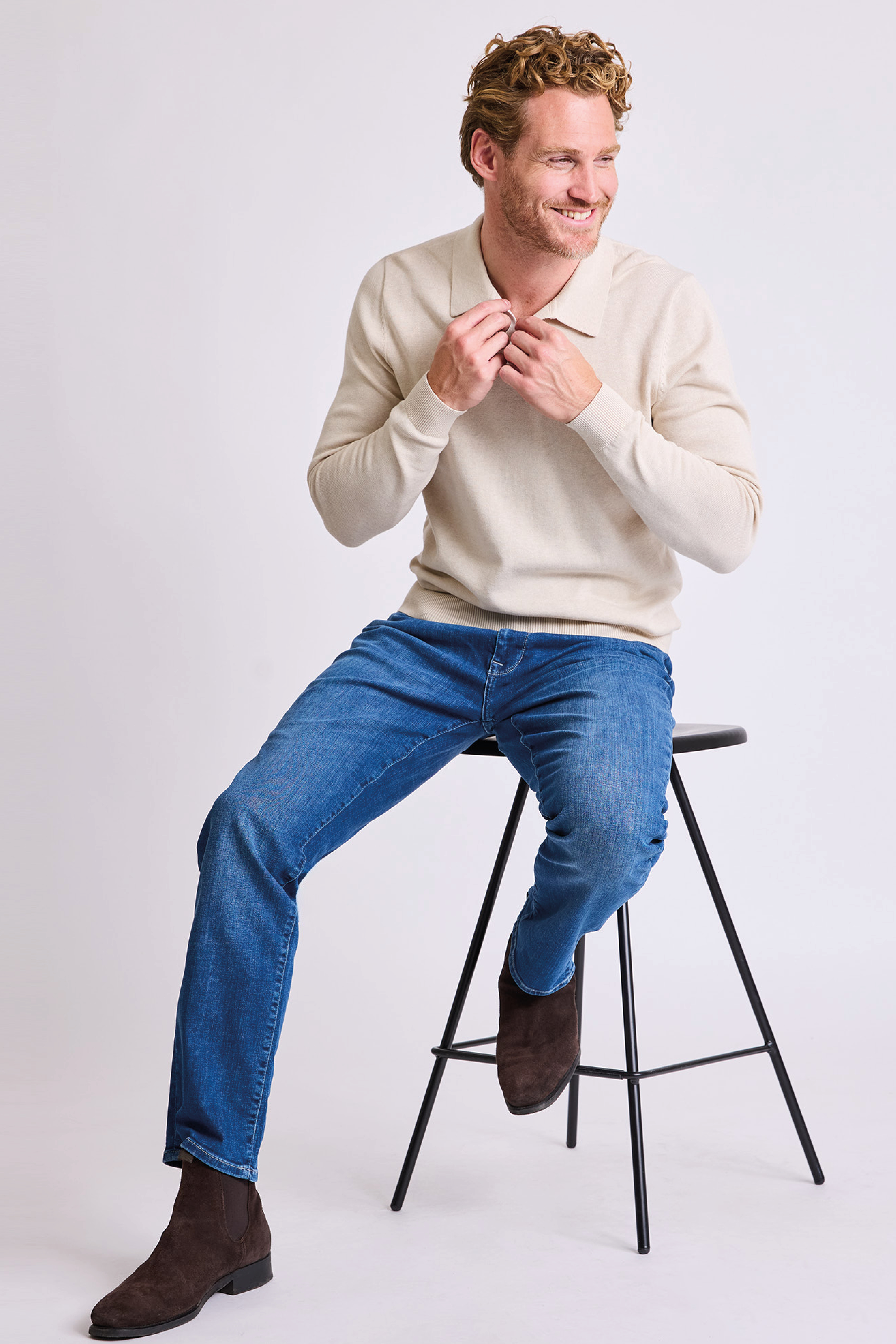 jeans med skjorte og genser