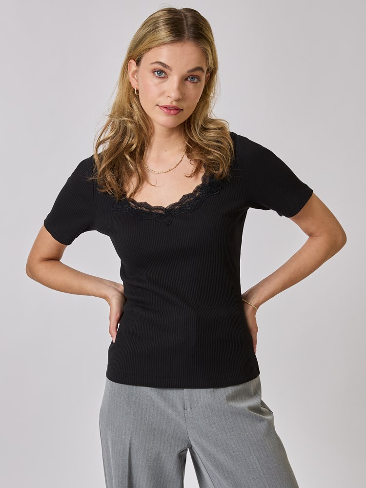 Poppy t-skjorte 7051644832383 9_Poppy t-skjorte CAB_Poppy t-skjorte CAB 7508867.jpg_