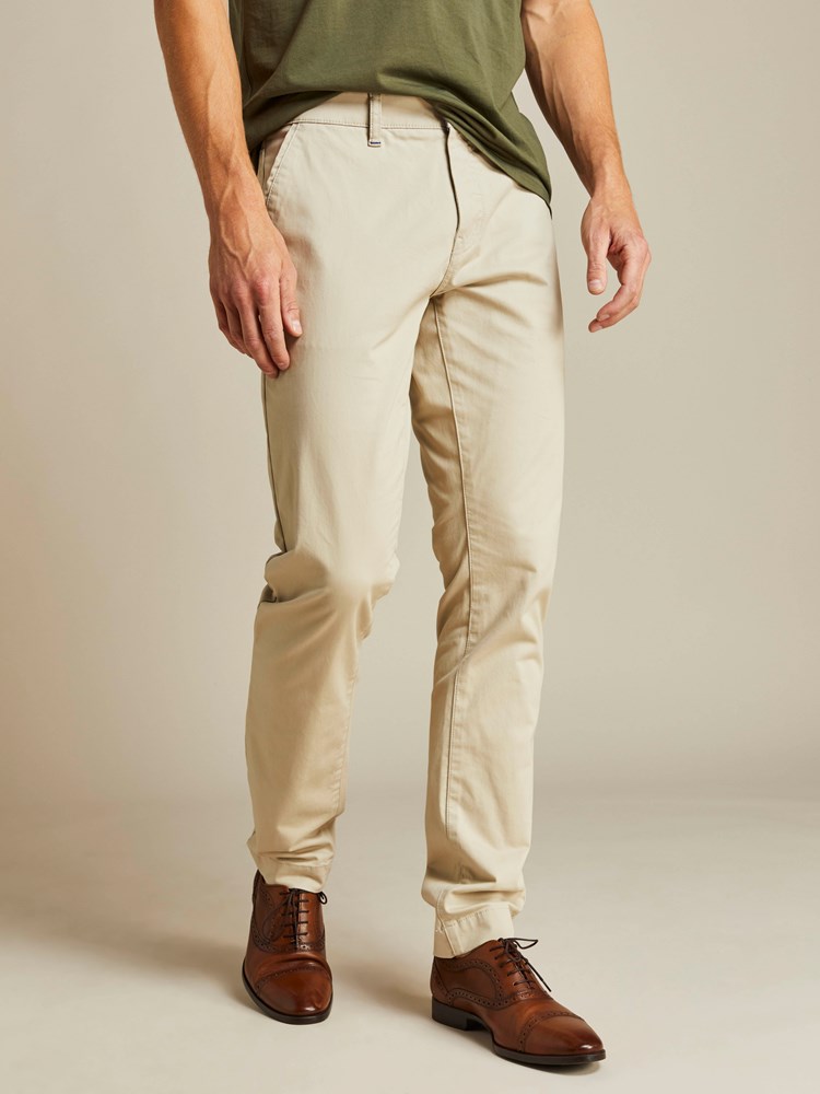 Brian Stretch Chino 7206896_I4Y_JEAN PAUL_NOS_Modell-front_Brian Stretch Chino I4Y.jpg_