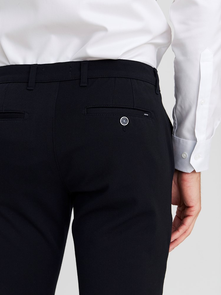 Brad Stretch Chino 7244095_C18-JEANPAUL-A20-Modell-back_80670_Brad Stretch Chino C18.jpg_Back||Back