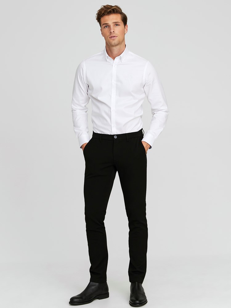Brad Stretch Chino 7244095_C18-JEANPAUL-A20-Modell-front_39816_Brad Stretch Chino C18.jpg_Front||Front