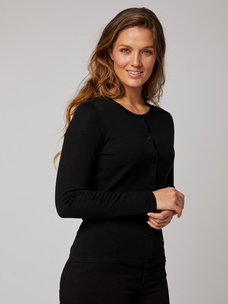 Susanne Cardigan 7244801_C18-BLU-A20-Modell-right_32106_Susanne Cardigan C18.jpg_Right||Right