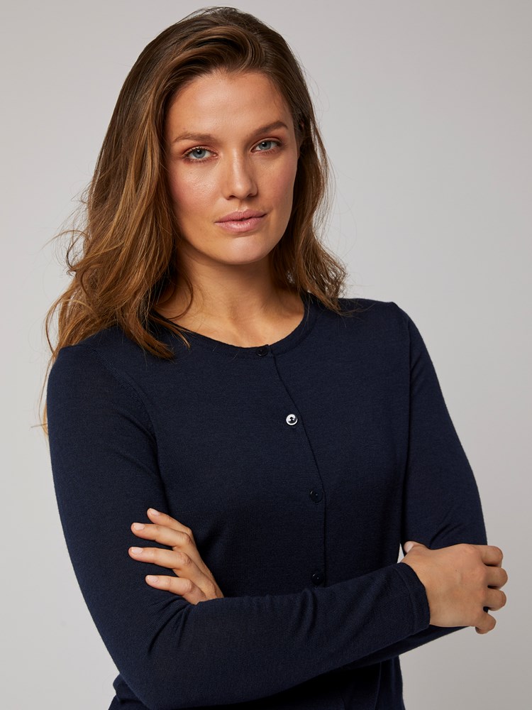 Susanne Cardigan 7244801_EM6-BLU-A20-Modell-front_64293_Susanne Cardigan EM6.jpg_Front||Front