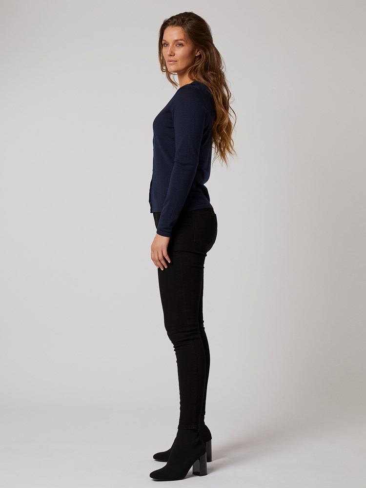 Susanne Cardigan 7244801_EM6-BLU-A20-Modell-left_46985_Susanne Cardigan EM6.jpg_Left||Left