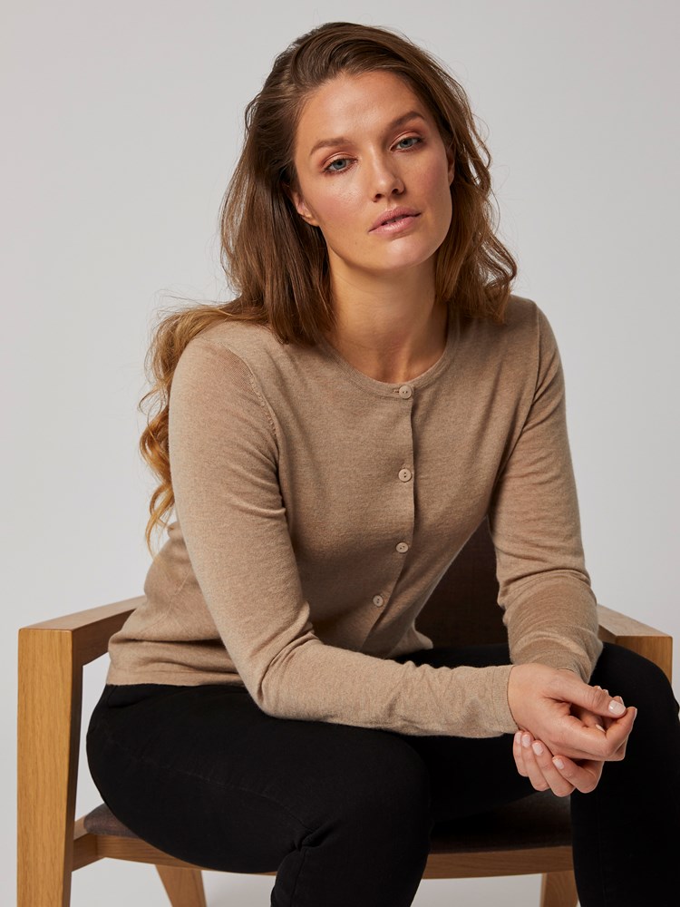 Susanne Cardigan 7244801_P15-BLU-A20-Modell-front_14821_Susanne Cardigan P15_Susanne Cardigan P15 7244801.jpg_Front||Front