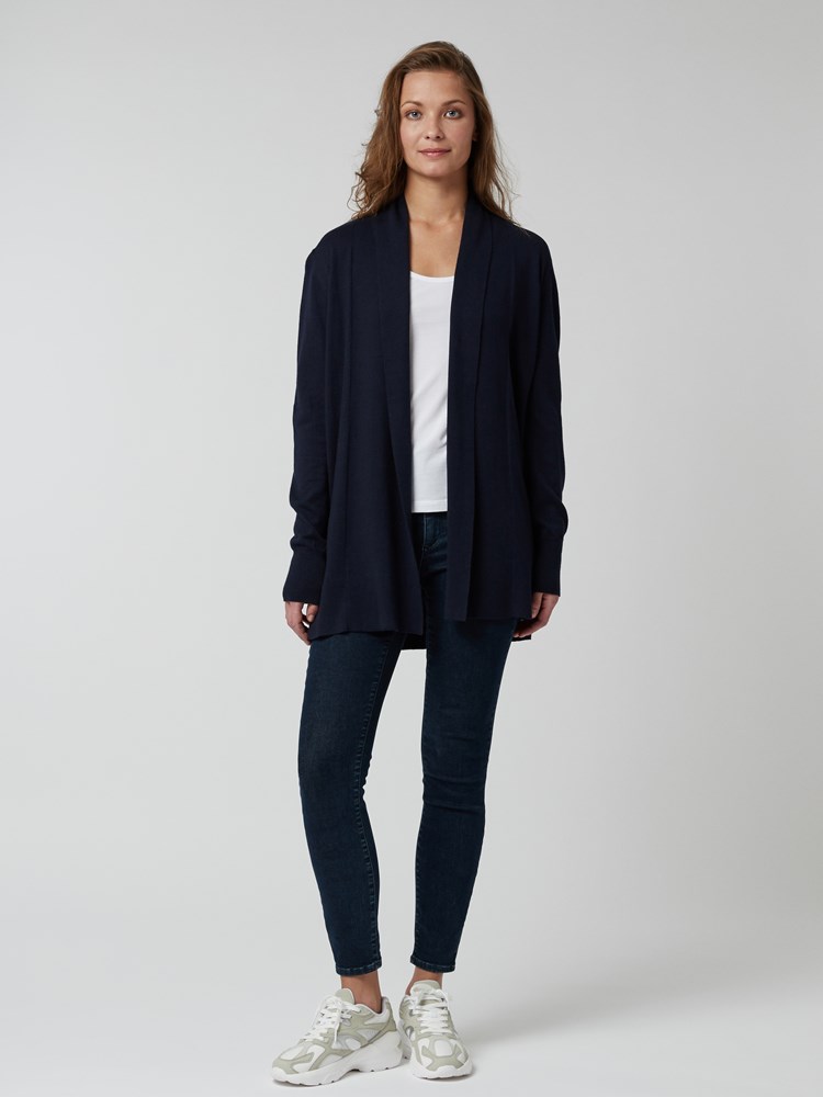 Sanne Strikkejakke 7246225_EM6-BLU-S21-Modell-front_9637_Sanne Strikkejakke EM6.jpg_Front||Front