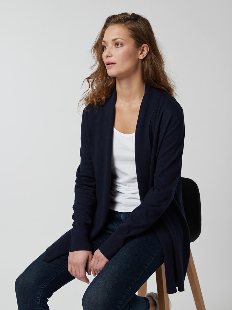 Sanne Strikkejakke 7246225_EM6-BLU-S21-Modell-right_75206_Sanne Strikkejakke EM6.jpg_Right||Right