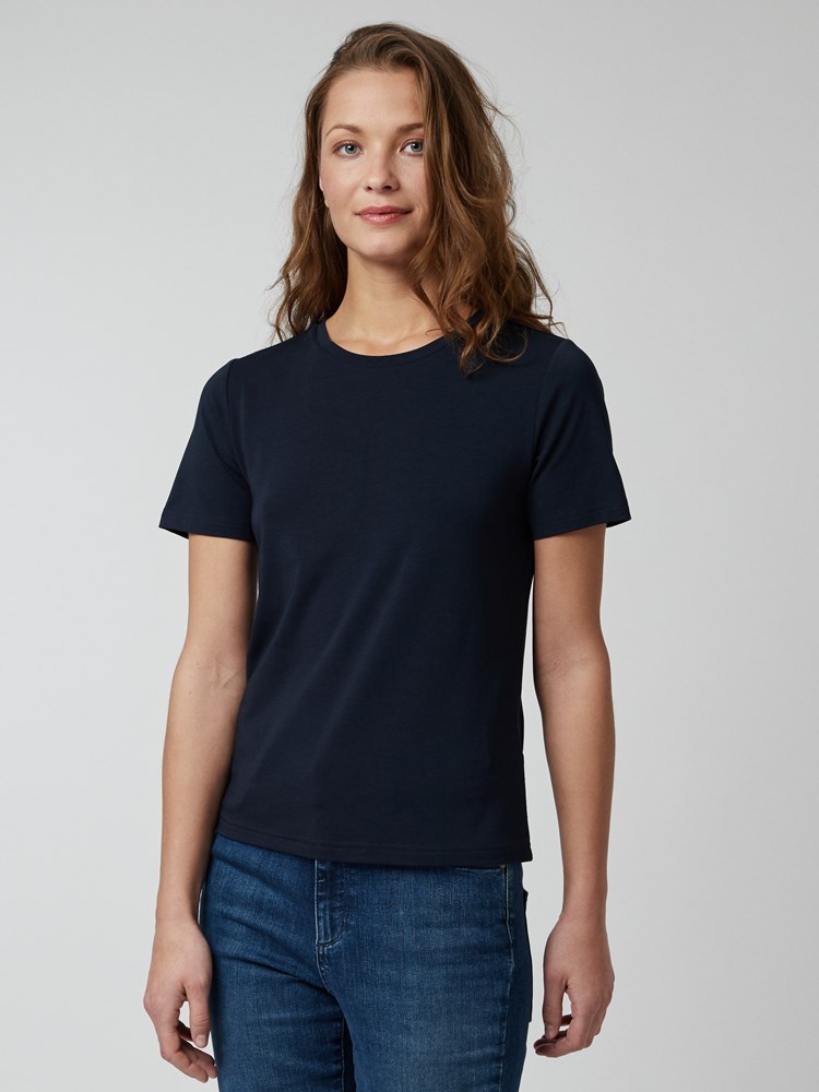 Jane T-skjorte 7246237_EM6-BLU-S21-Modell-right_89518_Jane T-skjorte EM6_Jane T-skjorte EM6 7246237.jpg_Right||Right