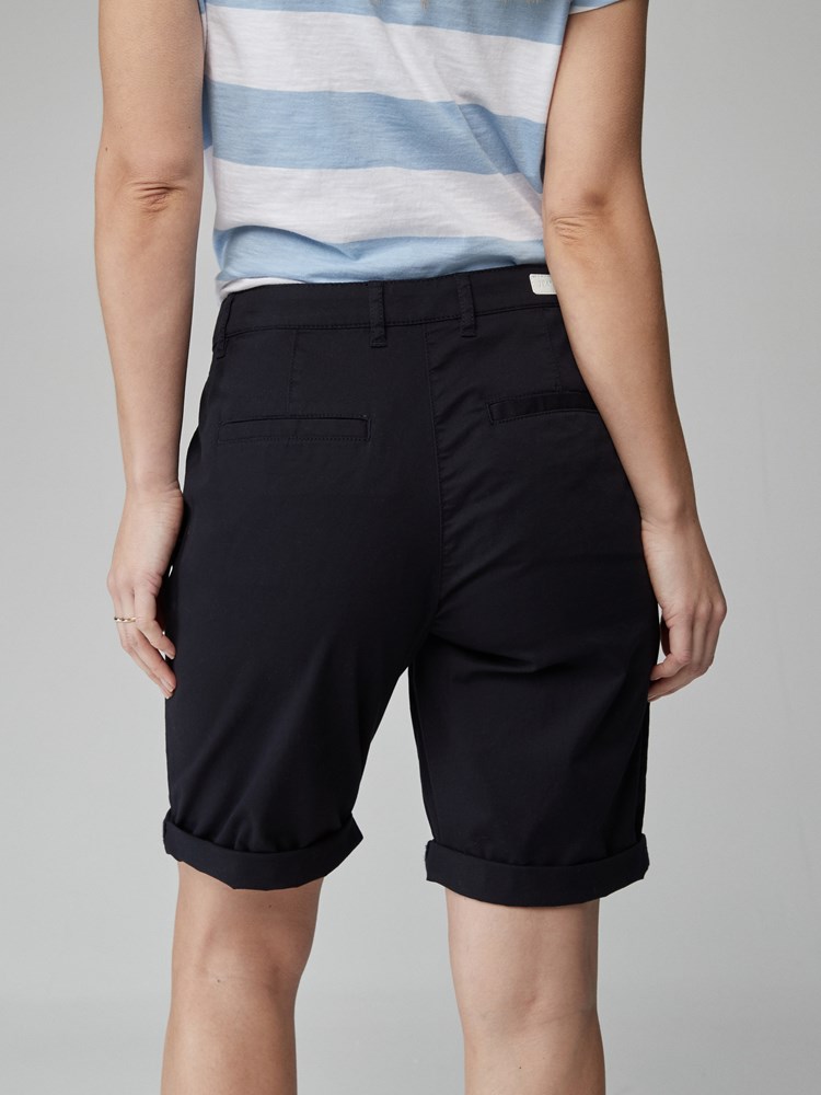 Cerise shorts 7246522_EM6_JEAN PAUL_H21_model_back_Cerise shorts EM6 7250161.jpg_