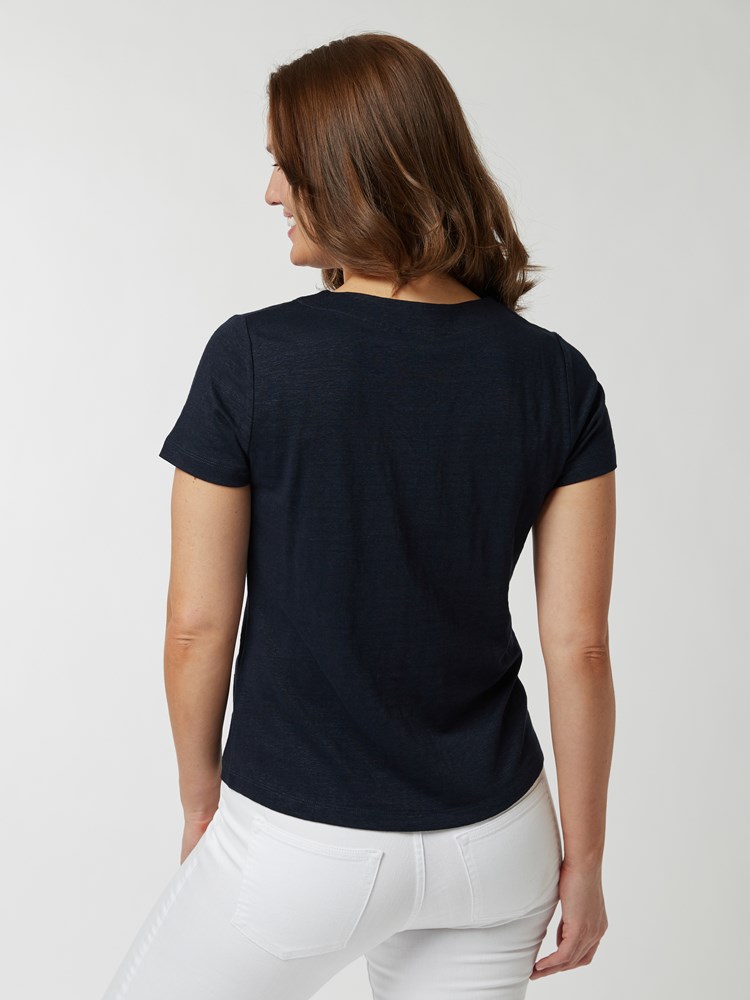 Leona Lin T-skjorte 7246905_EM6-BLU-H21-Modell-back_29971_Leona Lin T-skjorte EM6.jpg_Back||Back