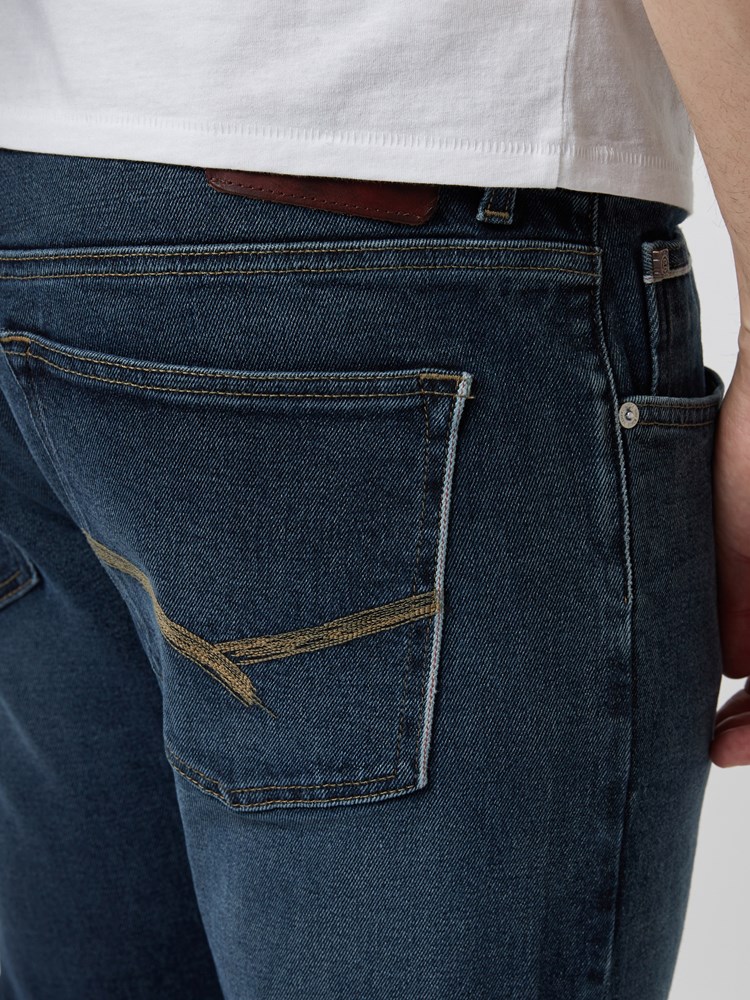 Slim Bill Red Selvedge Comfort 7248221_D04-HENRYCHOICE-A21-Modell-Front_chn=vic_23311_Slim Bill Red Selvedge Comfort D04.jpg_Front||Front