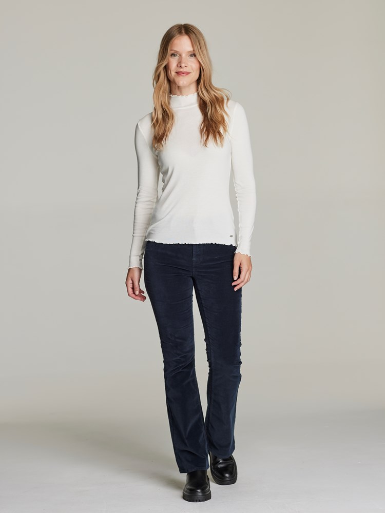 Arianne topp 7248440_JEAN PAUL_W21_ARIANNE TOP_41_O79_HVIT_599_Modell_-front_89181_Arianne topp O79_Arianne topp O79 7501268.jpg_