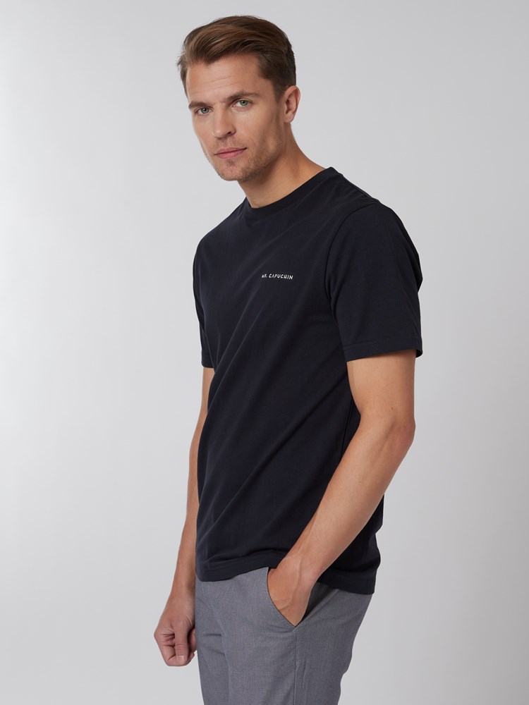 Aiden logo t-Skjorte 7249415_C27-MRCAPUCHIN-S22-Modell-Front_chn=vic_2892_Aiden logo t-Skjorte C27.jpg_Front||Front