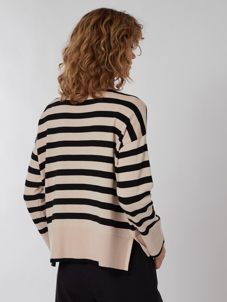 Olive genser 7249448_A9C-BLU-S22-Modell-Back_chn=vic_1737_Olive genser A9C 7249448.jpg_Back||Back