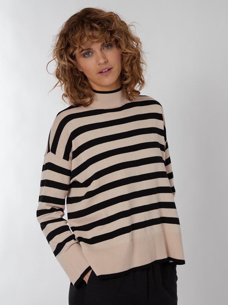 Olive genser 7249448_A9C-BLU-S22-Modell-Front_chn=vic_6579_Olive genser A9C 7249448.jpg_Front||Front