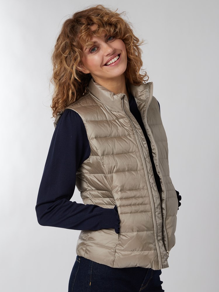 Katinka dunvest 7249455_AM3-MELL-S22-Modell-Front_chn=vic_80_Katinka dunvest AM3 7249455.jpg_Front||Front