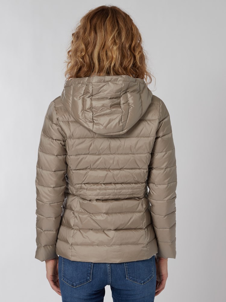 Katinka dunjakke 7249457_AM3-MELL-S22-Modell-Back_chn=vic_8614_Katinka dunjakke AM3.jpg_Back||Back