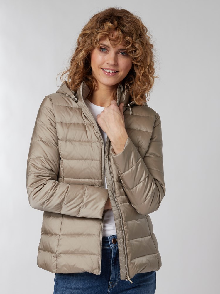 Katinka dunjakke 7249457_AM3-MELL-S22-Modell-Front_chn=vic_208_Katinka dunjakke AM3.jpg_Front||Front