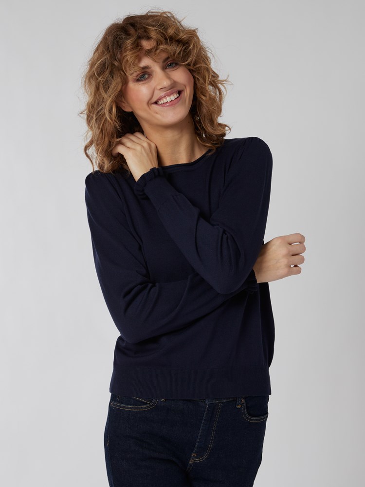 Fredrikke genser 7249463_EM6-MELL-S22-Modell-Front_chn=vic_1653_Fredrikke genser EM6_Fredrikke genser EM6 7249463.jpg_Front||Front