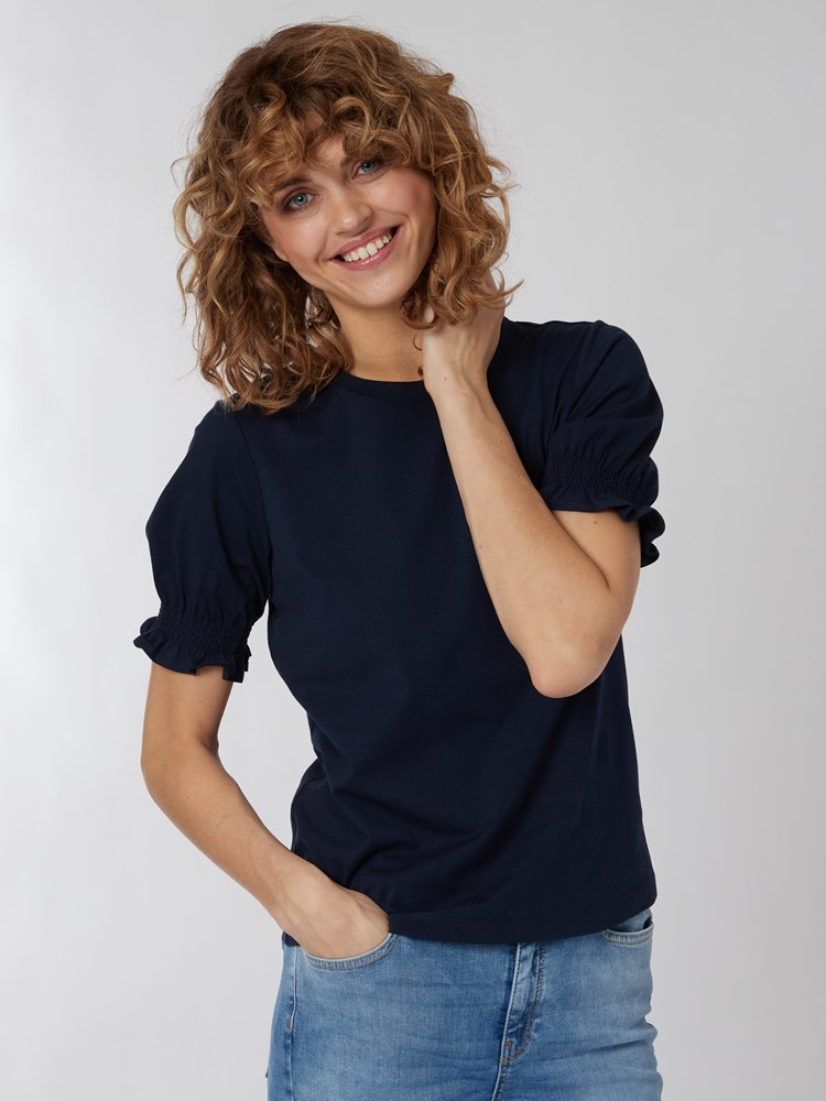 Erica topp 7249470_EM6-MELL-S22-Modell-Front_chn=vic_260_Erica topp EM6 7249470.jpg_Front||Front