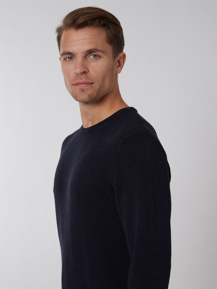 Theo genser 7249598_EM6-VESB-S22-Modell-Right_chn=vic_9341.jpg_Right||Right