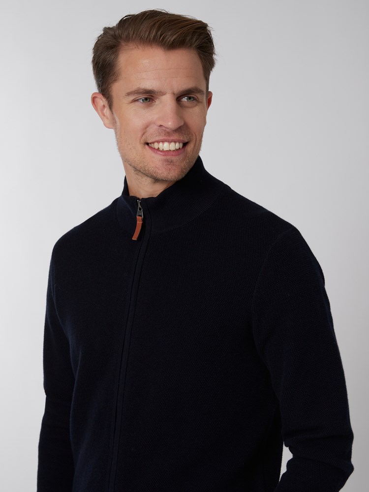 Ethan cardigan 7249601_EM6-VESB-S22-Modell-Right_chn=vic_9882.jpg_Right||Right