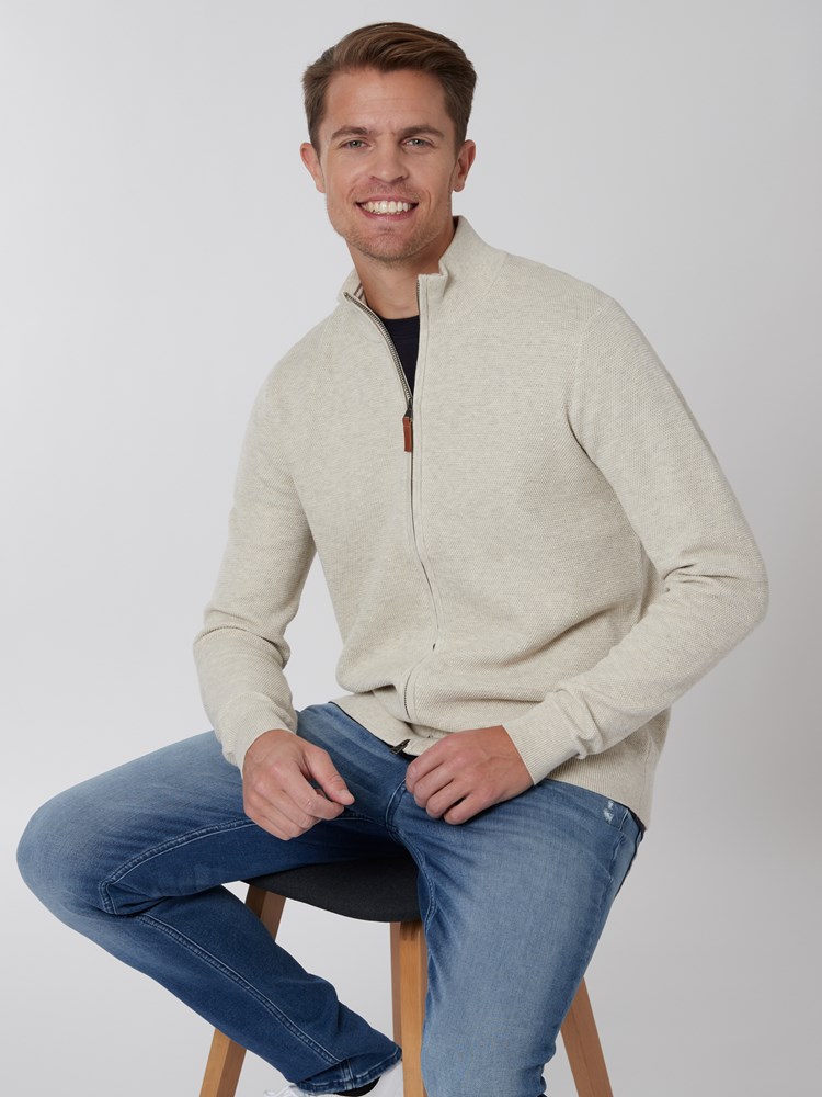 Ethan cardigan 7249601_O79-VESB-S22-Modell-Right_chn=vic_750.jpg_Right||Right