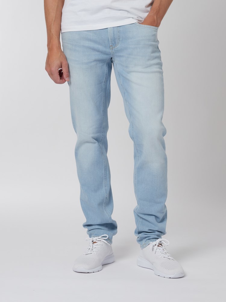 Slim Bill comfort jeans 7249682_DAH-HENRYCHOICE-S22-Modell-Front_chn=vic_4447_Slim Bill comfort jeans DAH_Slim Bill comfort jeans DAH 7249682.jpg_Front||Front