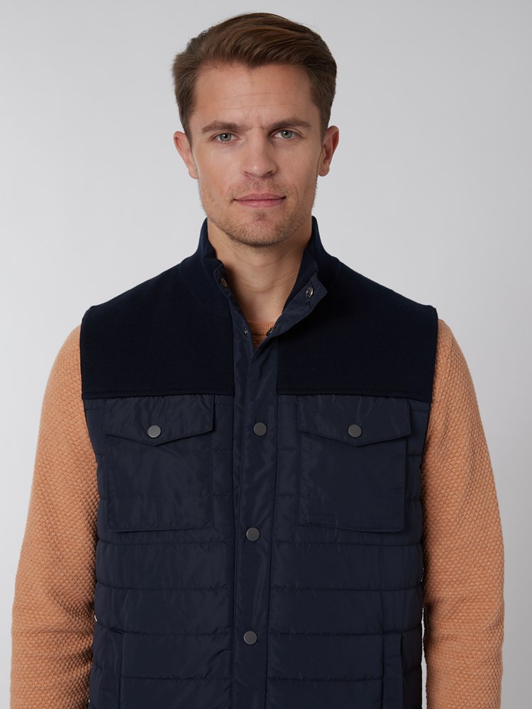 Axel vest 7249683_EM6-VESB-S22-Modell-Front_chn=vic_8269.jpg_Front||Front