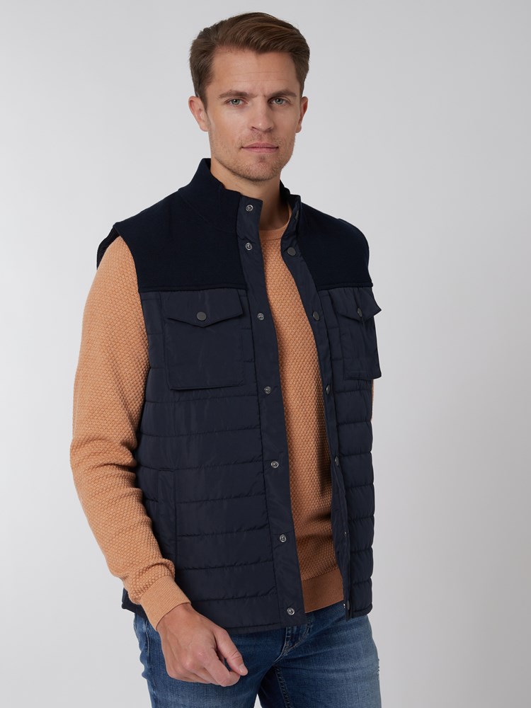 Axel vest 7249683_EM6-VESB-S22-Modell-Left_chn=vic_9730.jpg_Left||Left