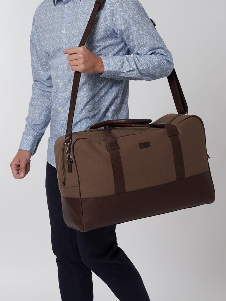 Ves bag 7249717_APT-VESB-S22-Modell-Front_chn=vic_2288.jpg_Front||Front