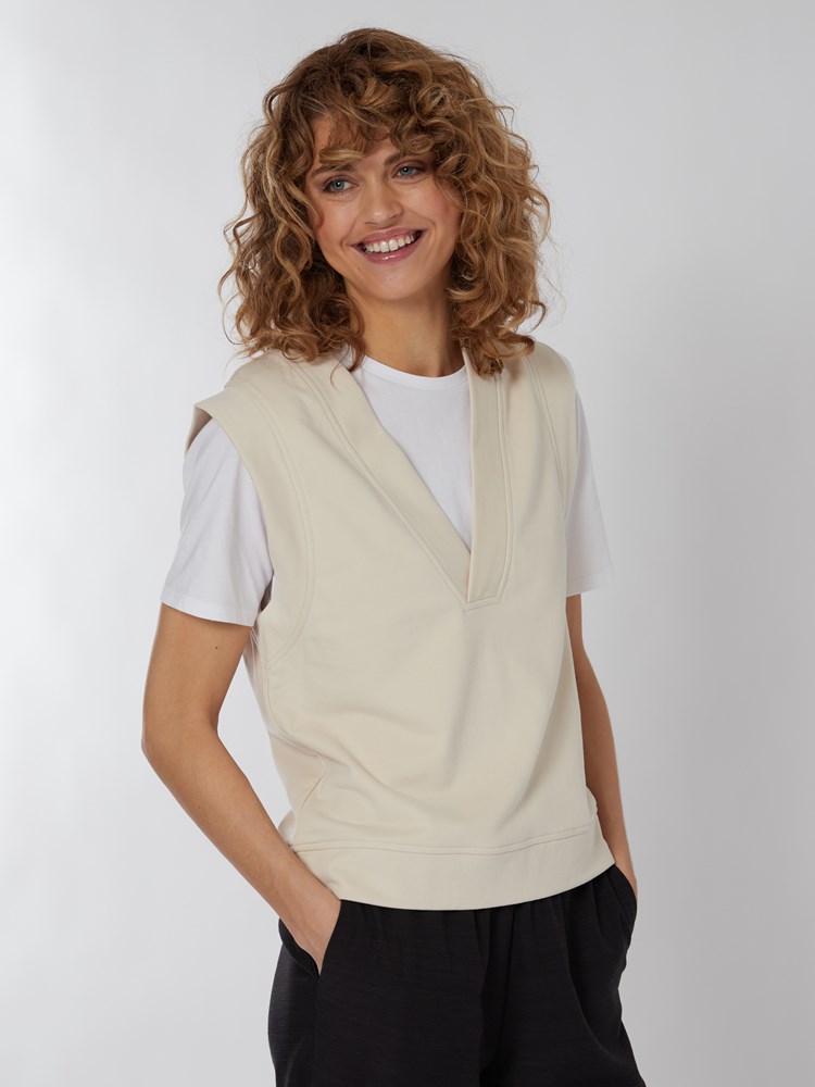 Jamie vest 7249720_I2M-BLU-S22-Modell-Front_chn=vic_4142_Jamie vest I2M 7249720.jpg_Front||Front