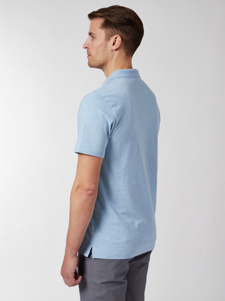 Ulrik polo t-skjorte 7249904_EOZ-MRCAPUCHIN-H22-Modell-Back_chn=vic_7776_Ulrik polo t-skjorte EOZ.jpg_Back||Back