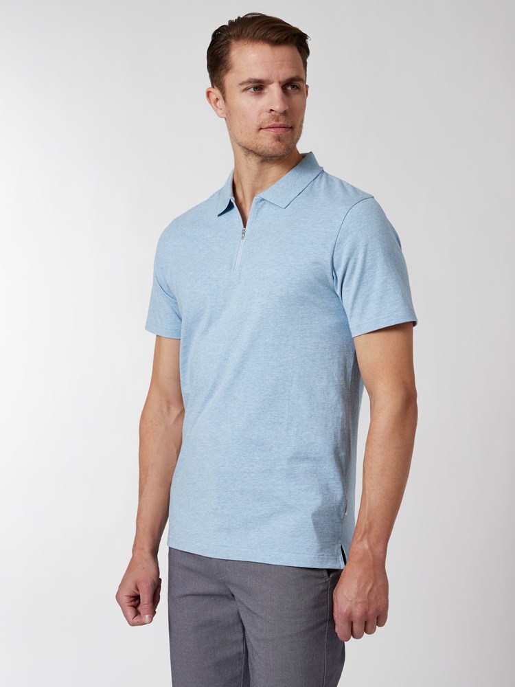 Ulrik polo t-skjorte 7249904_EOZ-MRCAPUCHIN-H22-Modell-Front_chn=vic_1476_Ulrik polo t-skjorte EOZ.jpg_Front||Front