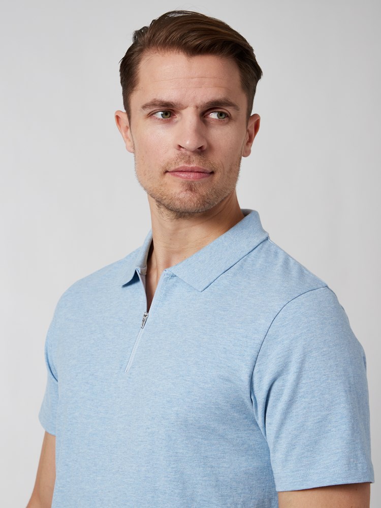 Ulrik polo t-skjorte 7249904_EOZ-MRCAPUCHIN-H22-Modell-Front_chn=vic_4257_Ulrik polo t-skjorte EOZ.jpg_Front||Front