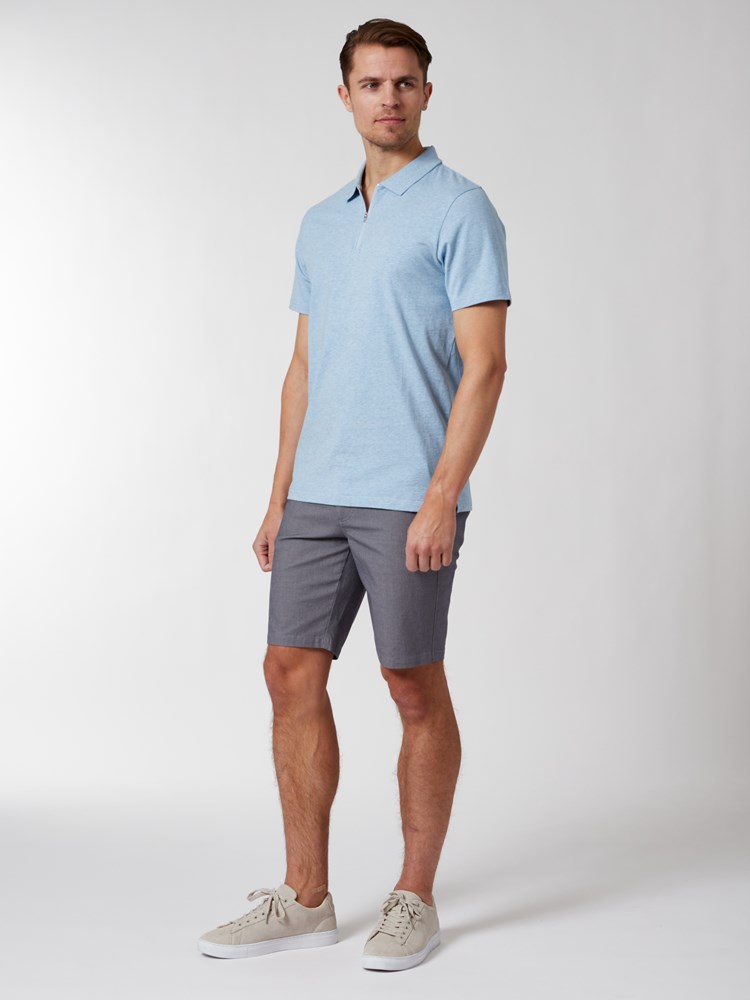 Ulrik polo t-skjorte 7249904_EOZ-MRCAPUCHIN-H22-Modell-Front_chn=vic_922_Ulrik polo t-skjorte EOZ.jpg_Front||Front