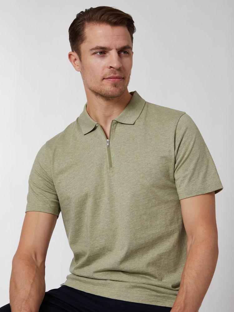 Ulrik polo t-skjorte 7249904_I4V-MRCAPUCHIN-H22-Modell-Front_chn=vic_7160_Ulrik polo t-skjorte I4V.jpg_Front||Front