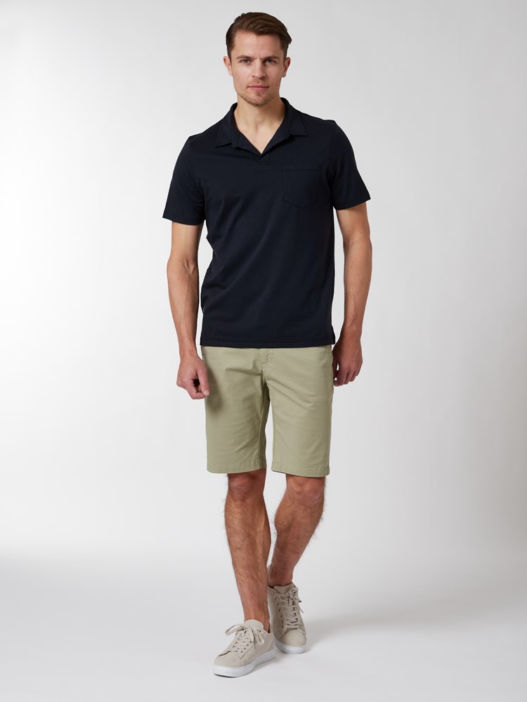 Alonzo polo t-skjorte 7249907_C27-MRCAPUCHIN-H22-Modell-Front_chn=vic_4657_Alonzo polo t-skjorte C27.jpg_Front||Front