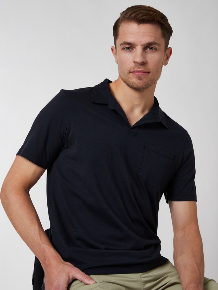 Alonzo polo t-skjorte 7249907_C27-MRCAPUCHIN-H22-Modell-Front_chn=vic_9920_Alonzo polo t-skjorte C27.jpg_Front||Front