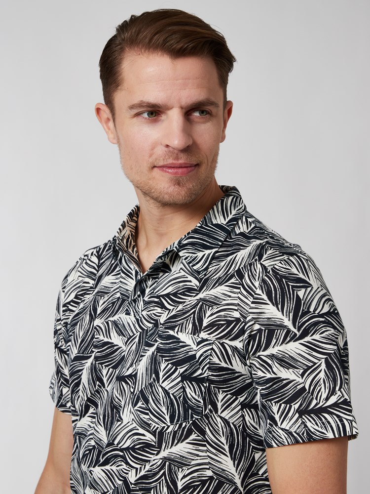 Alonzo printed polo t-skjorte 7249908_C27-MRCAPUCHIN-H22-Modell-Front_chn=vic_635_Alonzo printed polo t-skjorte C27.jpg_Front||Front