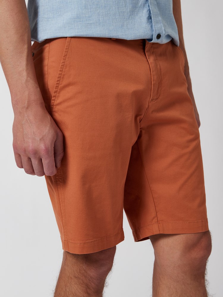 Crew chino shorts 7249913_ADJ-MRCAPUCHIN-H22-Modell-Front_chn=vic_5706_Crew chino shorts ADJ.jpg_Front||Front
