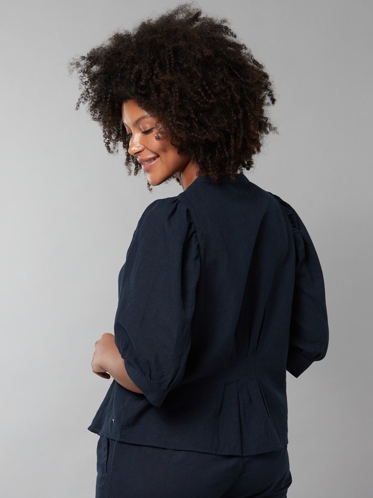 Lisa linbluse 7249977_EM6-JEANPAUL-H22-Modell-Back_2054_Lisa linbluse EM6_Lisa linbluse EM6 7249977.jpg_