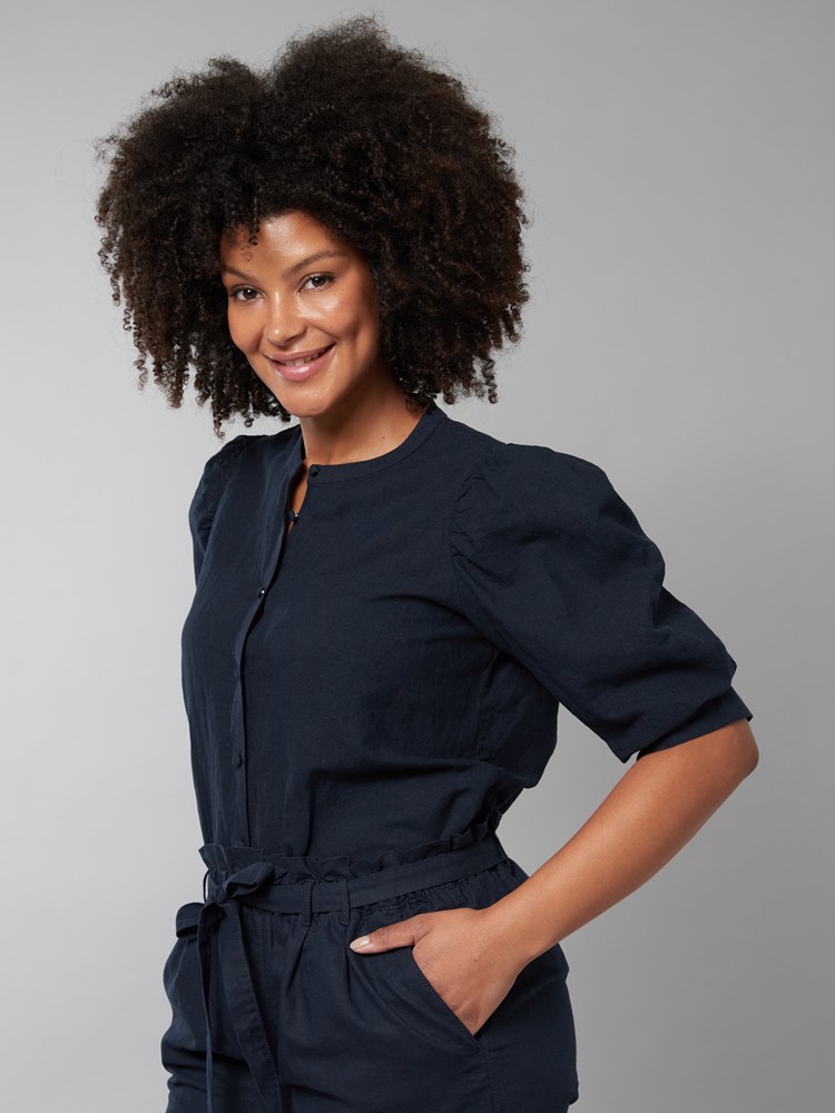 Lisa linbluse 7249977_EM6-JEANPAUL-H22-Modell-Front_3991_Lisa linbluse EM6_Lisa linbluse EM6 7249977.jpg_Front||Front