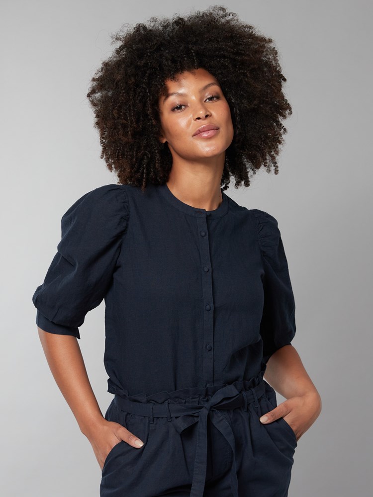 Lisa linbluse 7249977_EM6-JEANPAUL-H22-Modell-Front_4998_Lisa linbluse EM6_Lisa linbluse EM6 7249977.jpg_Front||Front